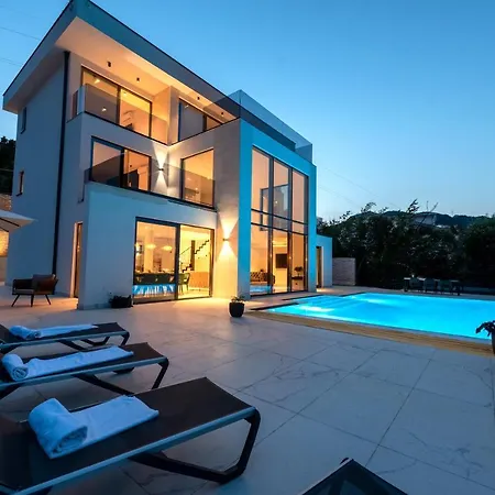 Naya With Heated Pool And Hot Tub Willa Veprinac