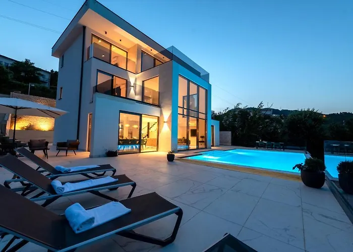 Naya With Heated Pool And Hot Tub Vila Veprinac