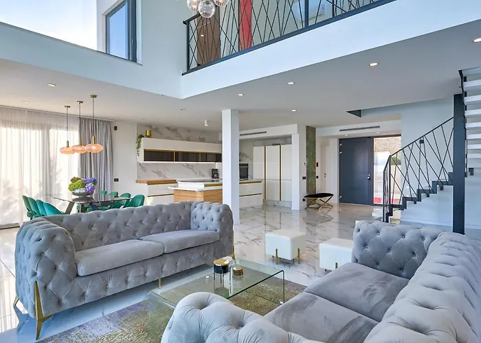 Vila Naya With Heated Pool And Hot Tub